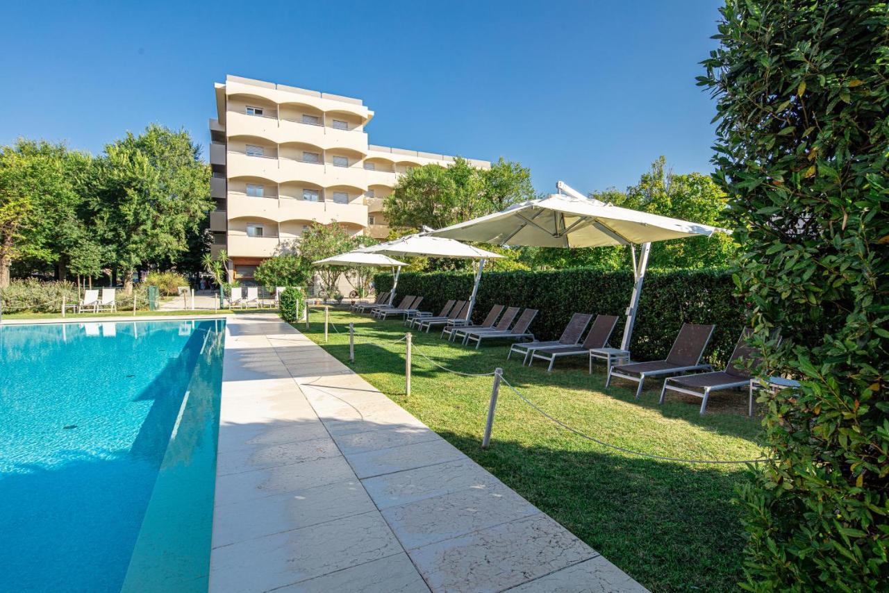 Hotel La Pergola Lignano Sabbiadoro Exterior photo