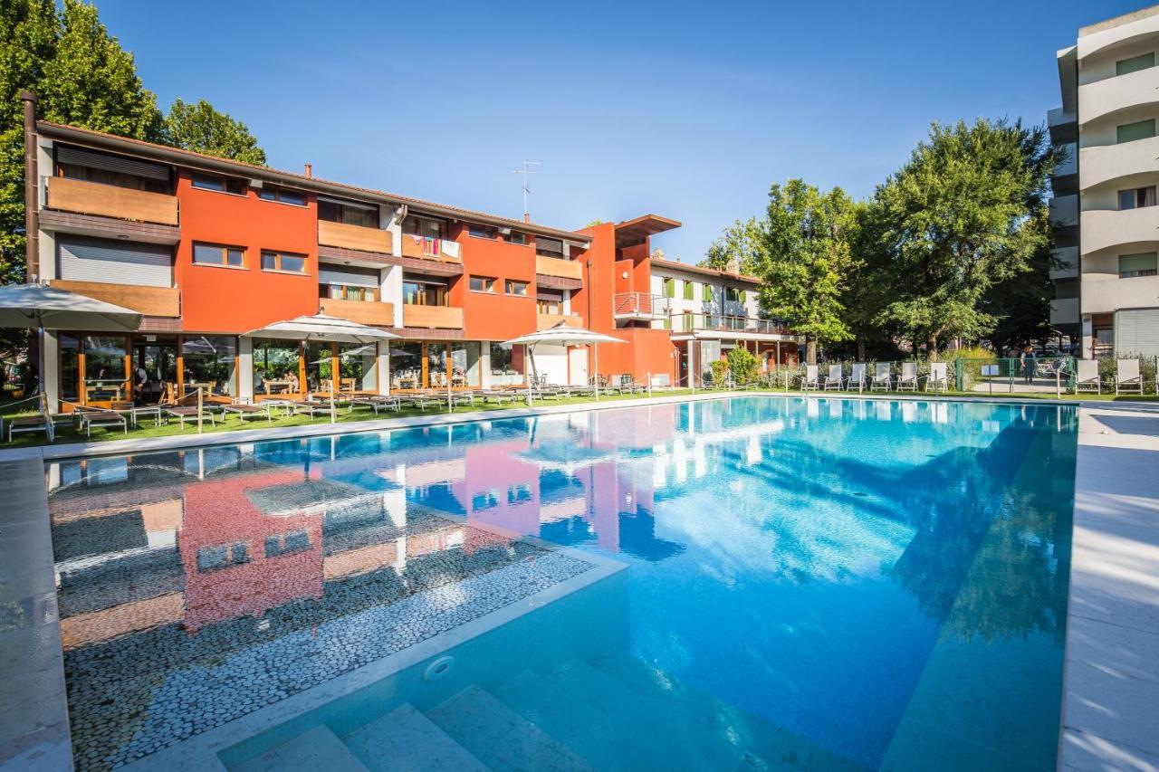 Hotel La Pergola Lignano Sabbiadoro Exterior photo