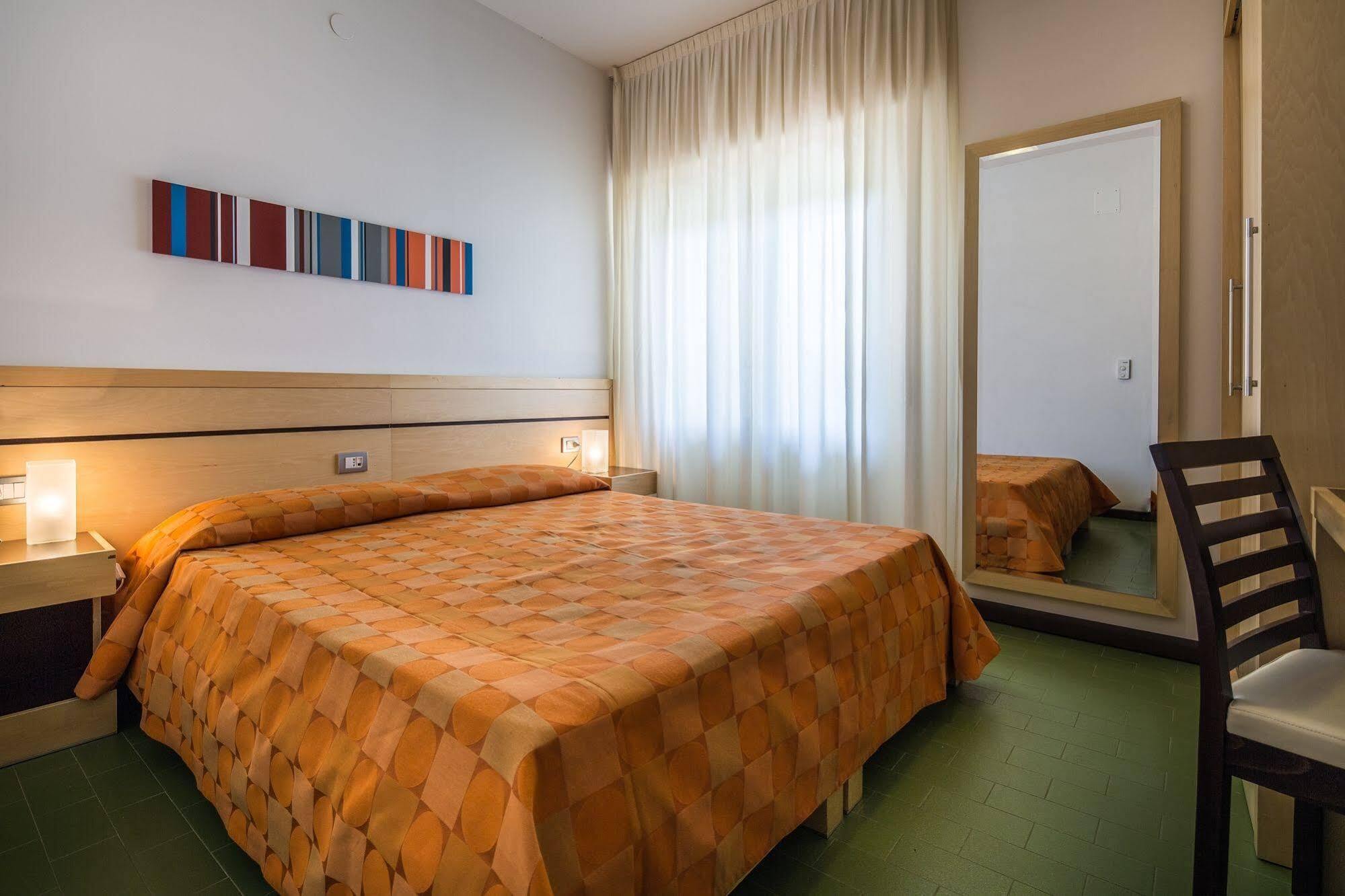 Hotel La Pergola Lignano Sabbiadoro Exterior photo